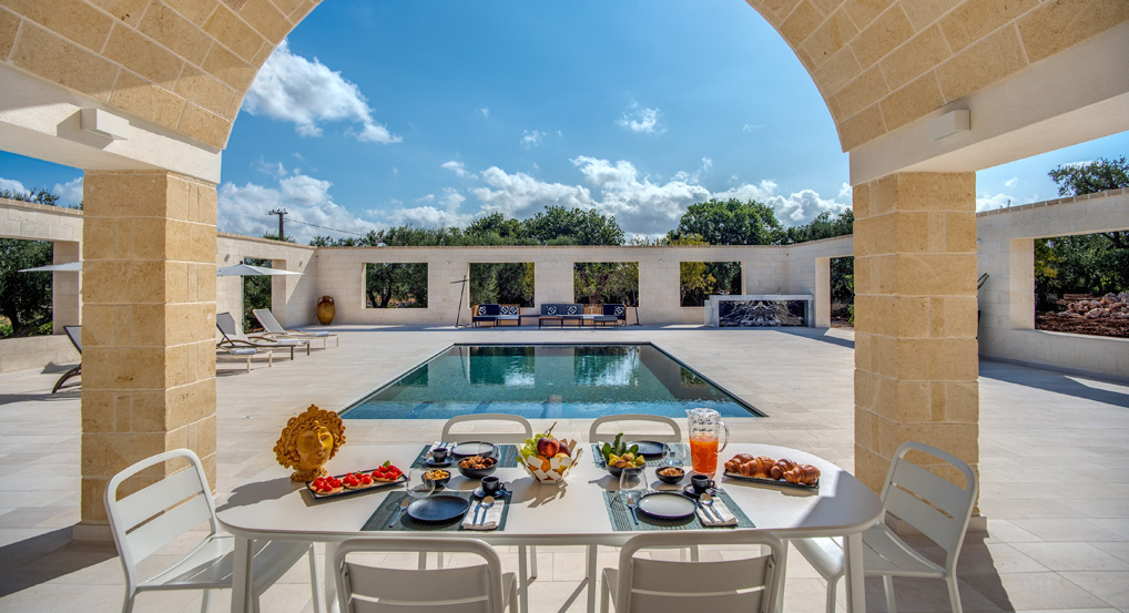 The heated pool of the luxury villa in Puglia